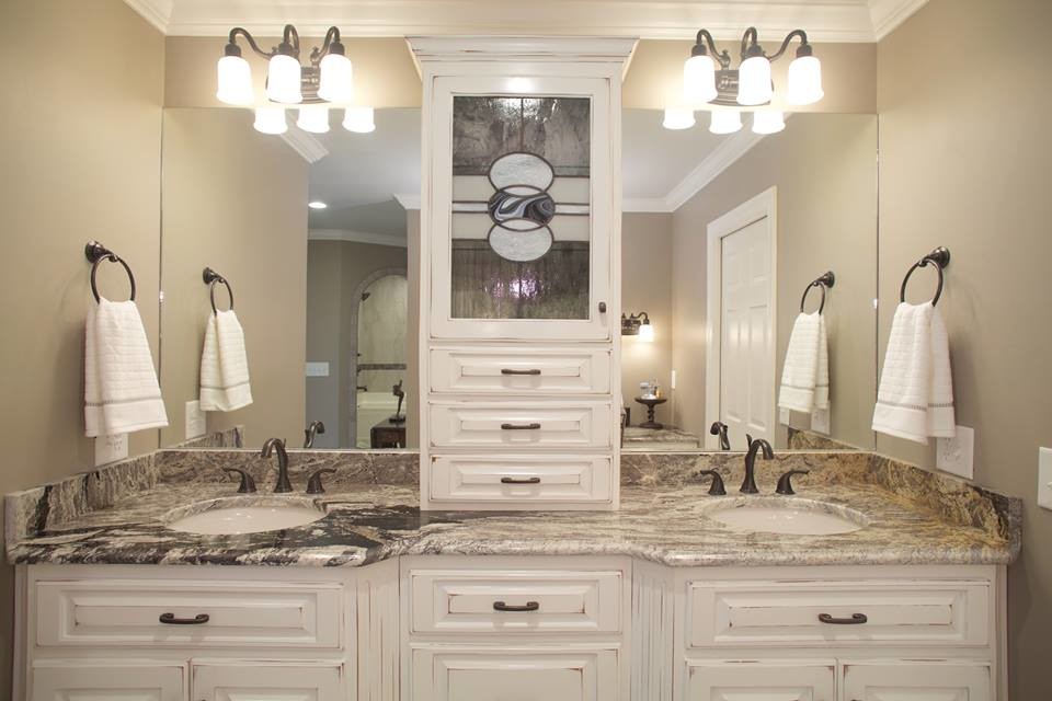 Foto de cuarto de baño principal clásico grande con armarios con paneles con relieve, puertas de armario con efecto envejecido, paredes grises, lavabo bajoencimera y encimera de granito