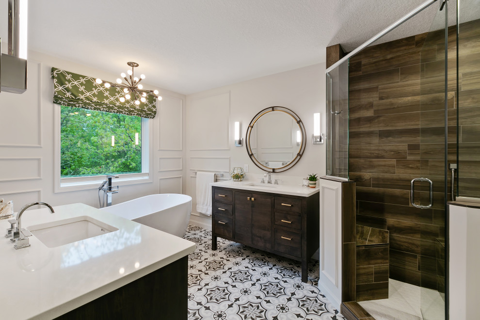 Foto på ett stort vintage vit en-suite badrum, med skåp i mörkt trä, ett fristående badkar, brun kakel, vita väggar, mosaikgolv, ett undermonterad handfat, flerfärgat golv, dusch med gångjärnsdörr och släta luckor
