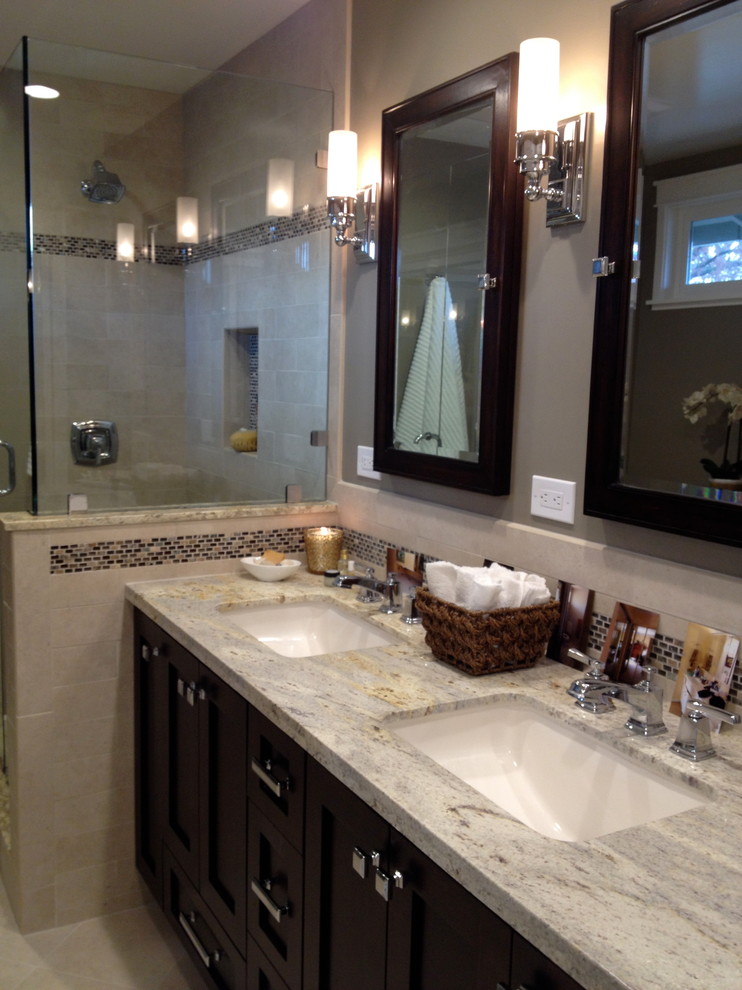 Exempel på ett amerikanskt en-suite badrum, med ett undermonterad handfat, en hörndusch, en toalettstol med separat cisternkåpa, skåp i shakerstil, skåp i mörkt trä, granitbänkskiva, beige kakel och mosaik