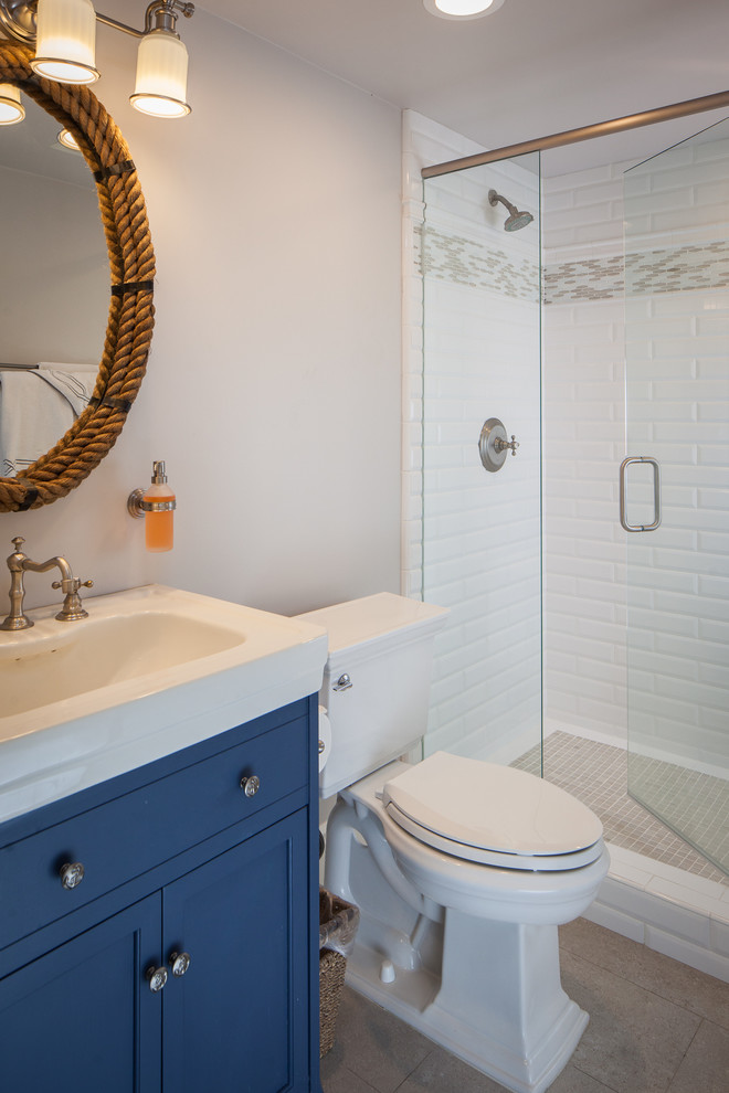 Стильный дизайн: ванная комната среднего размера в стиле неоклассика (современная классика) с фасадами с декоративным кантом, синими фасадами, душем в нише, раздельным унитазом, белой плиткой, плиткой кабанчик, серыми стенами, полом из керамогранита, душевой кабиной, раковиной с несколькими смесителями, столешницей из искусственного камня, серым полом и душем с распашными дверями - последний тренд