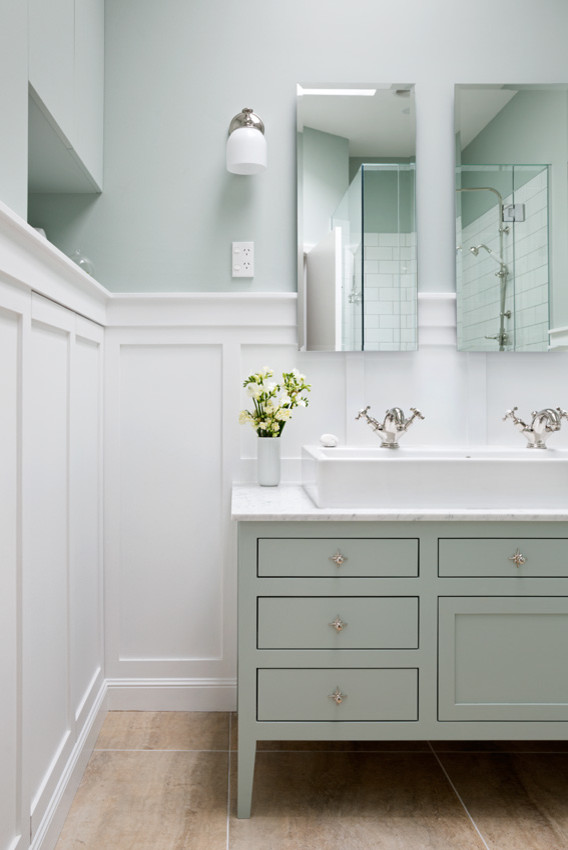 Foto de cuarto de baño principal retro de tamaño medio con armarios con paneles empotrados, puertas de armario verdes, lavabo de seno grande, encimera de mármol y encimeras blancas