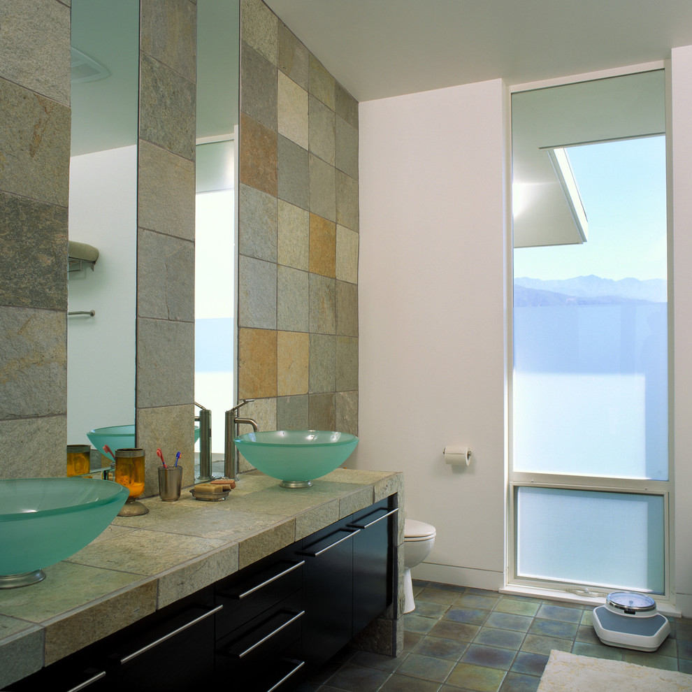 Imagen de cuarto de baño costero con lavabo sobreencimera