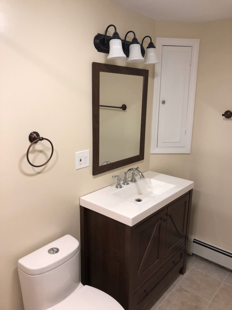 Cette photo montre une salle de bain asiatique de taille moyenne avec des portes de placard marrons, une douche ouverte, WC à poser, un carrelage blanc, meuble simple vasque et meuble-lavabo sur pied.