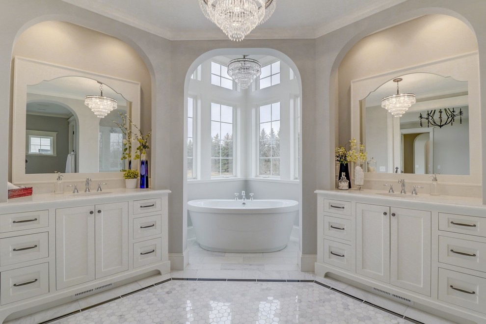 Идея дизайна: большая главная ванная комната в классическом стиле с белыми фасадами, отдельно стоящей ванной, серыми стенами, полом из керамической плитки, врезной раковиной, столешницей из кварцита, фасадами в стиле шейкер и разноцветным полом