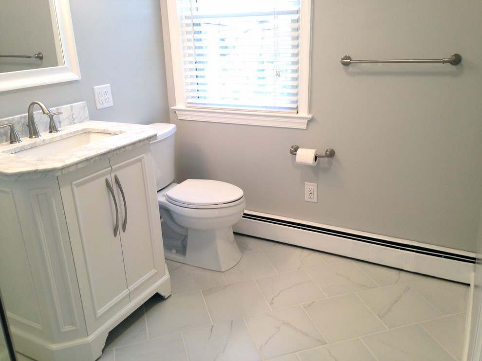 Idéer för små vintage badrum med dusch, med ett integrerad handfat, ett hörnbadkar, en hörndusch, en toalettstol med separat cisternkåpa, vit kakel, porslinskakel, vita väggar och klinkergolv i porslin