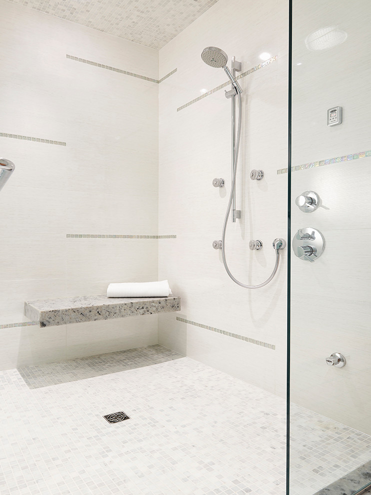 На фото: ванная комната в современном стиле с открытым душем и белыми стенами