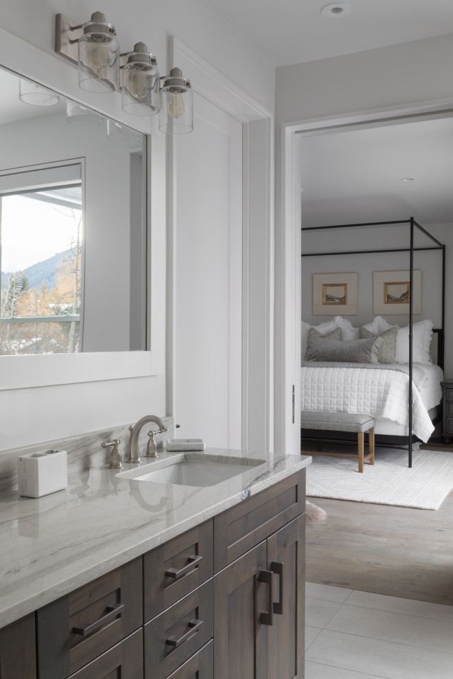 Inredning av ett klassiskt mellanstort vit vitt en-suite badrum, med skåp i shakerstil, skåp i mörkt trä, vita väggar, klinkergolv i porslin, ett undermonterad handfat, granitbänkskiva och vitt golv