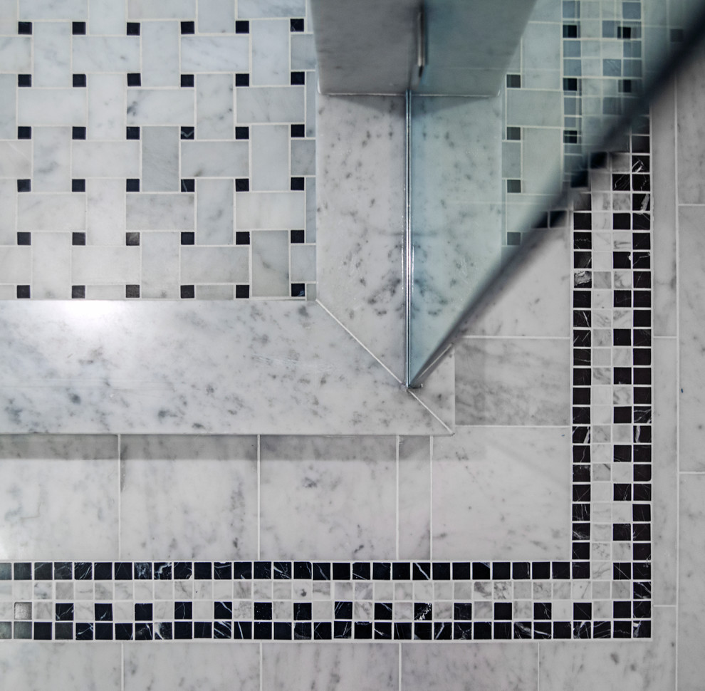 Inspiration pour une grande douche en alcôve principale traditionnelle avec un plan vasque, un plan de toilette en marbre, une baignoire indépendante, un carrelage blanc, un carrelage de pierre, un mur beige et un sol en marbre.