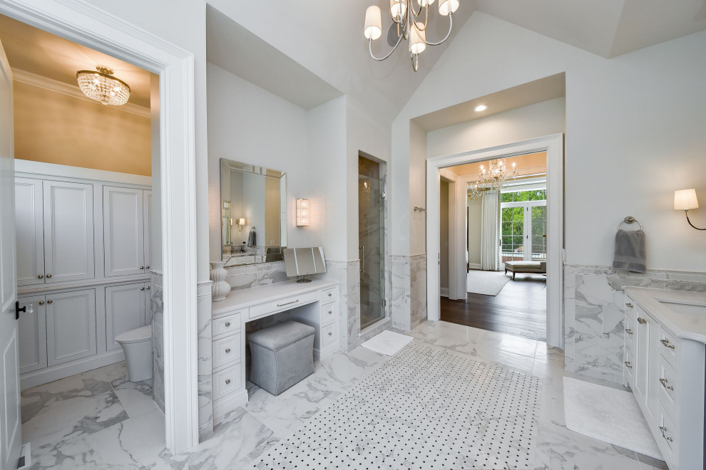 Idéer för att renovera ett stort vintage vit vitt en-suite badrum, med släta luckor, vita skåp, en dubbeldusch, en toalettstol med hel cisternkåpa, vit kakel, porslinskakel, vita väggar, marmorgolv, ett undermonterad handfat, bänkskiva i kvarts, vitt golv och dusch med gångjärnsdörr
