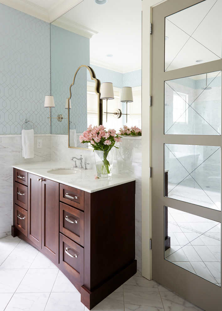 Immagine di una grande stanza da bagno padronale classica con ante in stile shaker, doccia alcova, piastrelle bianche, pareti blu, pavimento in gres porcellanato, top in marmo, lavabo sottopiano e ante in legno bruno
