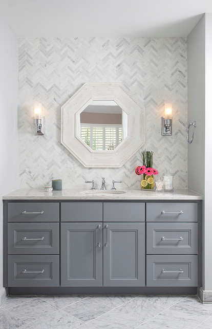 Classic and sophisticated guest bathroom - Transitional - Bathroom