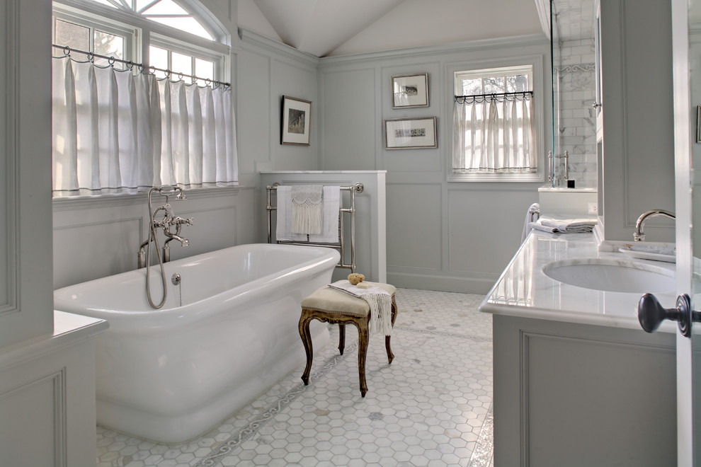 Inspiration för mellanstora klassiska en-suite badrum, med luckor med profilerade fronter, grå skåp, ett fristående badkar, en hörndusch, vit kakel, marmorkakel, grå väggar, mosaikgolv, ett undermonterad handfat, marmorbänkskiva, vitt golv och dusch med gångjärnsdörr