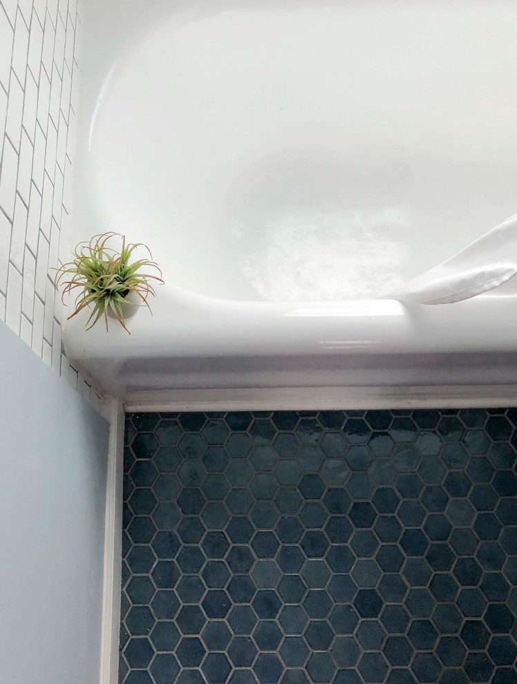 Imagen de cuarto de baño de estilo americano con bañera encastrada, suelo de baldosas de cerámica y suelo azul