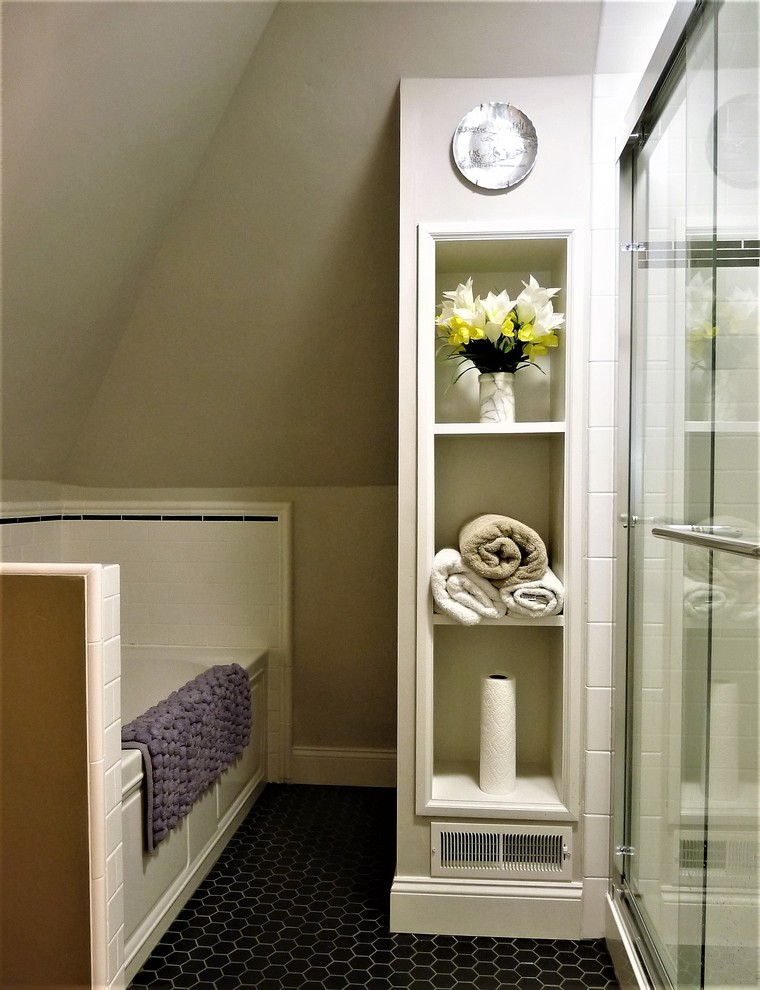 Idéer för ett mellanstort klassiskt en-suite badrum, med möbel-liknande, skåp i mörkt trä, marmorbänkskiva, ett badkar i en alkov, en dusch i en alkov, vit kakel, tunnelbanekakel, ett undermonterad handfat, en toalettstol med separat cisternkåpa, grå väggar och klinkergolv i porslin