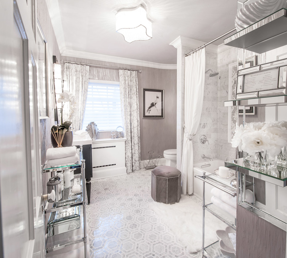 На фото: главная ванная комната среднего размера в стиле неоклассика (современная классика) с угловой ванной, душем над ванной, унитазом-моноблоком, серыми стенами, плоскими фасадами, белыми фасадами, серой плиткой, белой плиткой, мраморной плиткой, серым полом, шторкой для ванной, мраморным полом, монолитной раковиной, стеклянной столешницей и белой столешницей