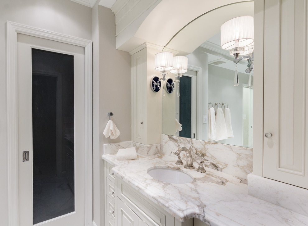 Inspiration för mellanstora klassiska en-suite badrum, med ett undermonterad handfat, luckor med upphöjd panel, vita skåp, marmorbänkskiva, en dusch i en alkov, en toalettstol med hel cisternkåpa, grå kakel, stenkakel, grå väggar och marmorgolv