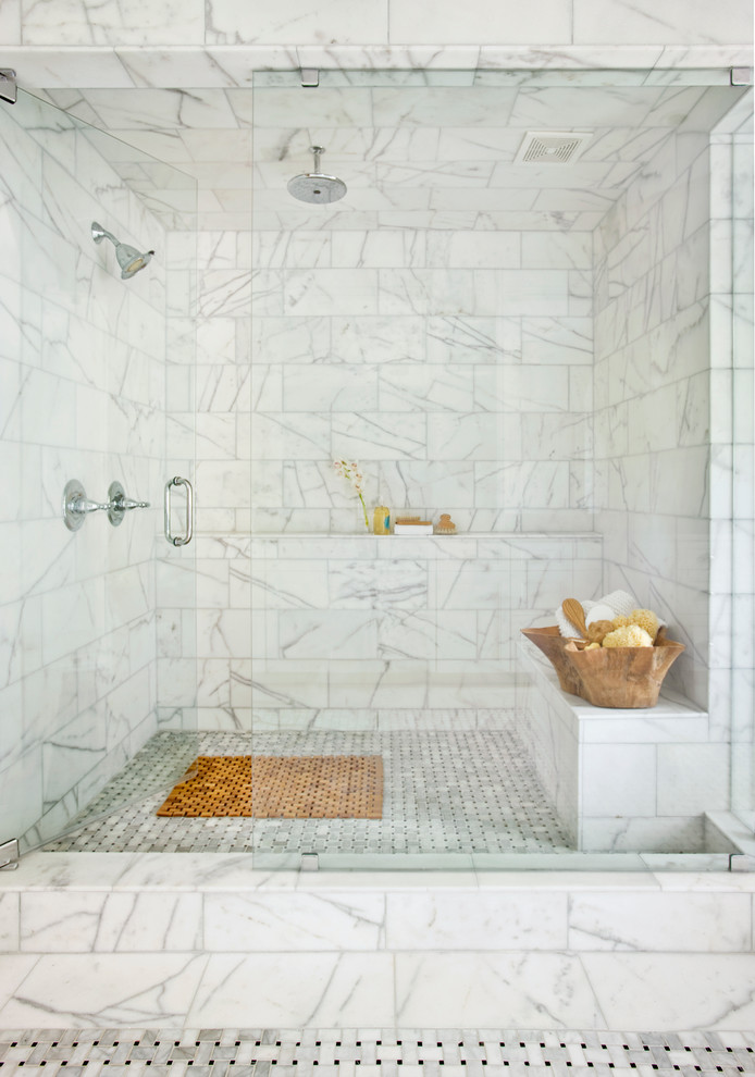 Immagine di una stanza da bagno chic con nicchia e panca da doccia