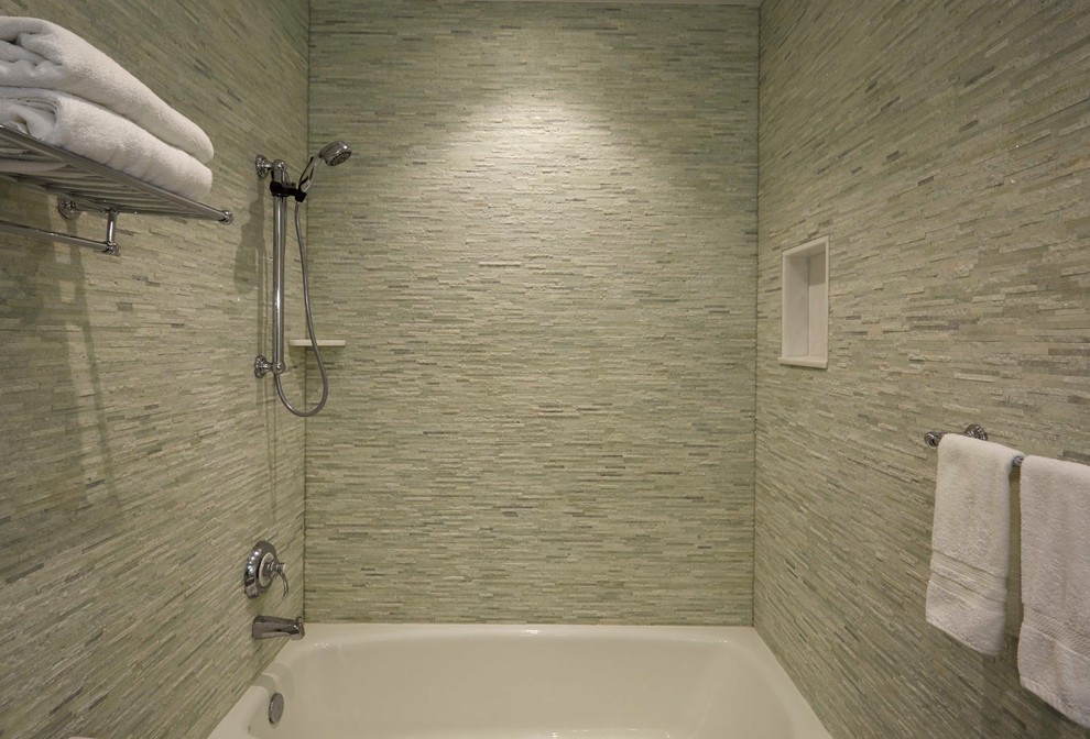 Idéer för att renovera ett litet vintage badrum för barn, med ett undermonterad handfat, luckor med profilerade fronter, vita skåp, marmorbänkskiva, ett badkar i en alkov, en dusch/badkar-kombination, en toalettstol med hel cisternkåpa, grön kakel, stenkakel, gröna väggar och skiffergolv
