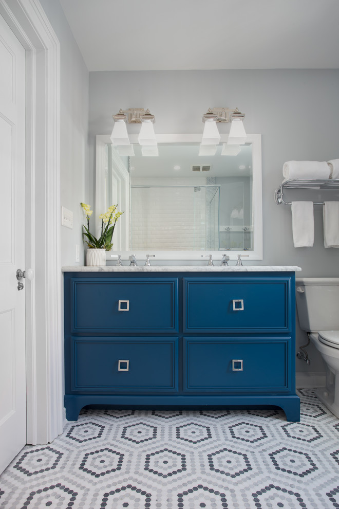 Exempel på ett litet klassiskt flerfärgad flerfärgat badrum, med möbel-liknande, blå skåp, marmorgolv, ett nedsänkt handfat, marmorbänkskiva, grått golv och dusch med gångjärnsdörr