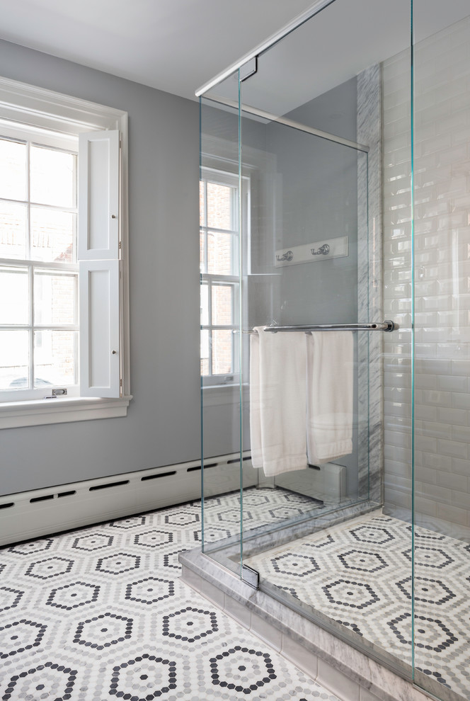 Klassisk inredning av ett litet flerfärgad flerfärgat badrum, med möbel-liknande, blå skåp, grå väggar, marmorgolv, ett nedsänkt handfat, marmorbänkskiva, grått golv och dusch med gångjärnsdörr
