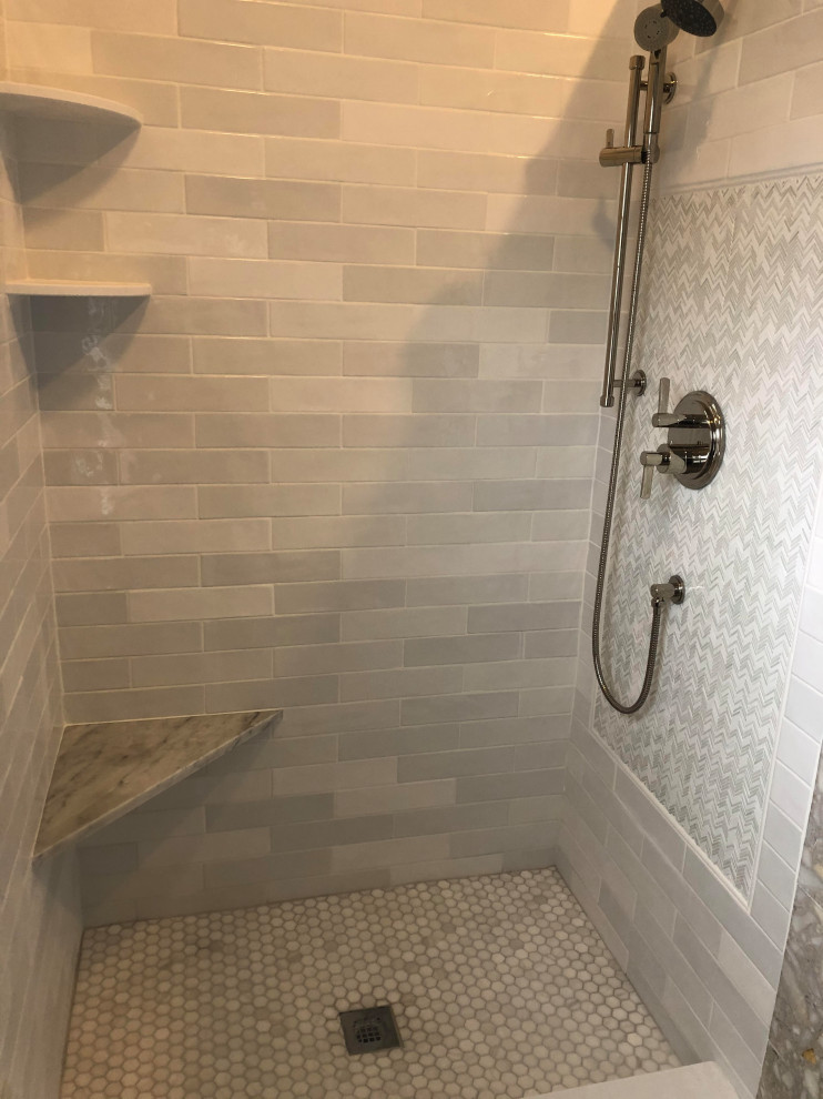 Idee per una piccola stanza da bagno minimal con doccia ad angolo, piastrelle bianche, piastrelle in ceramica, pavimento con piastrelle in ceramica e pavimento grigio