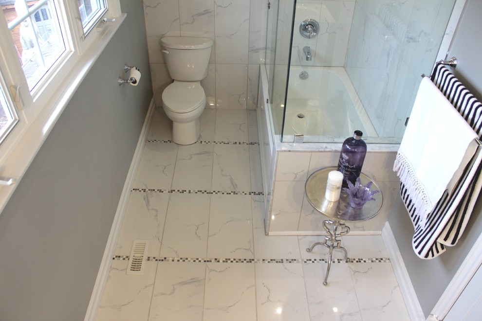 Inspiration pour une salle de bain traditionnelle de taille moyenne avec un placard en trompe-l'oeil, des portes de placard blanches, un plan de toilette en marbre, un carrelage gris et un mur vert.