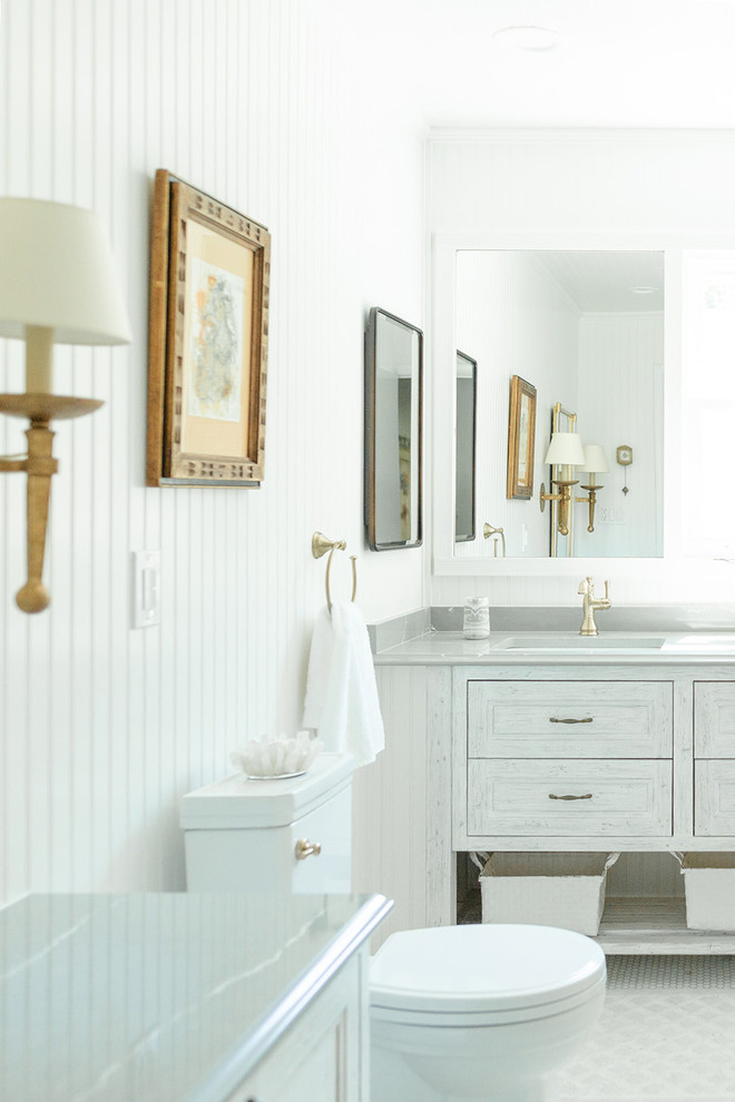 Стильный дизайн: главная ванная комната среднего размера в стиле неоклассика (современная классика) с фасадами с декоративным кантом, серыми фасадами, накладной ванной, душем над ванной, раздельным унитазом, белой плиткой, плиткой кабанчик, белыми стенами, полом из мозаичной плитки, накладной раковиной, столешницей из кварцита, белым полом и шторкой для ванной - последний тренд