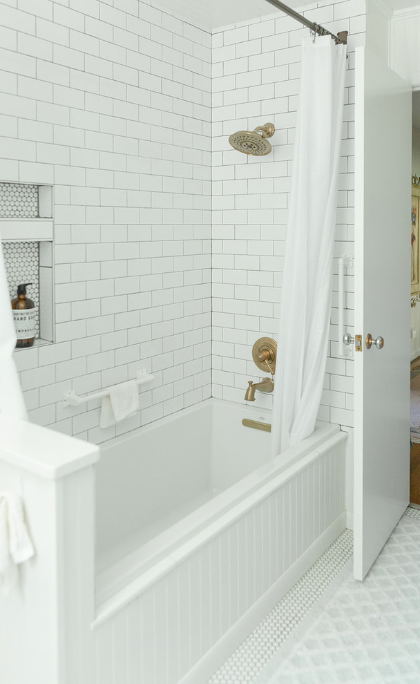 Идея дизайна: главная ванная комната среднего размера в стиле неоклассика (современная классика) с фасадами с декоративным кантом, серыми фасадами, накладной ванной, душем над ванной, раздельным унитазом, белой плиткой, плиткой кабанчик, белыми стенами, полом из мозаичной плитки, накладной раковиной, столешницей из кварцита, белым полом и шторкой для ванной