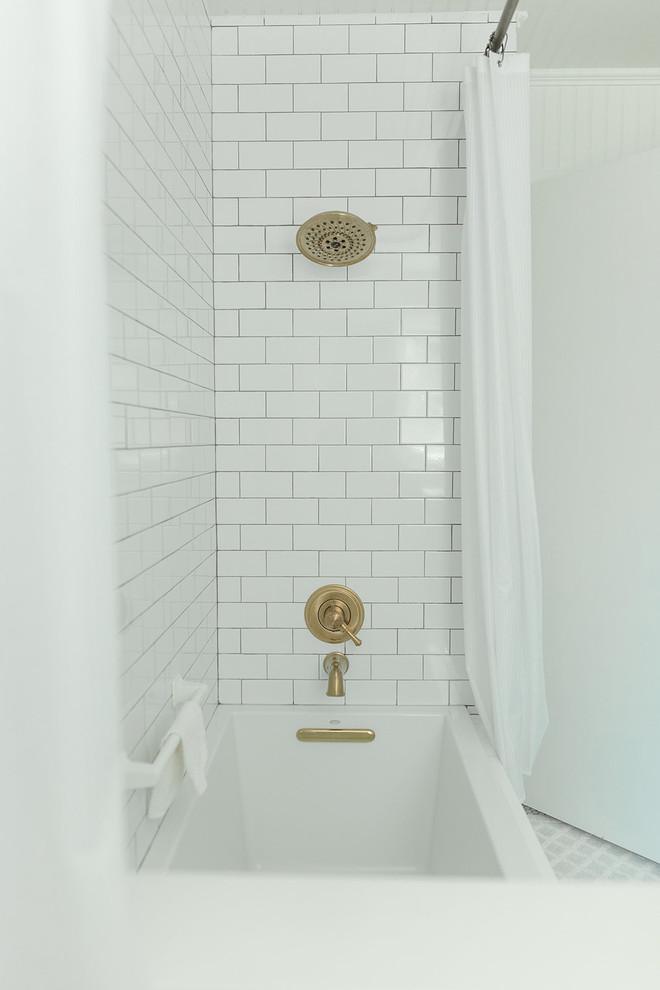 Идея дизайна: главная ванная комната среднего размера в стиле неоклассика (современная классика) с фасадами с декоративным кантом, серыми фасадами, накладной ванной, душем над ванной, раздельным унитазом, белой плиткой, плиткой кабанчик, белыми стенами, полом из мозаичной плитки, накладной раковиной, столешницей из кварцита, белым полом и шторкой для ванной