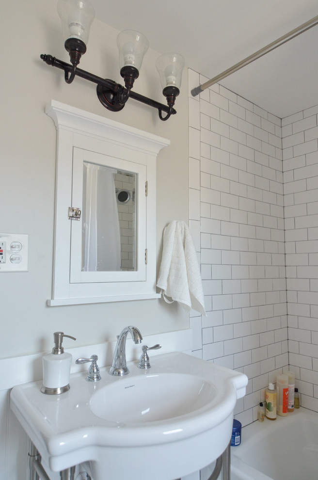 Источник вдохновения для домашнего уюта: маленькая ванная комната в классическом стиле с белой плиткой, плиткой кабанчик, бежевыми стенами, полом из мозаичной плитки и консольной раковиной для на участке и в саду