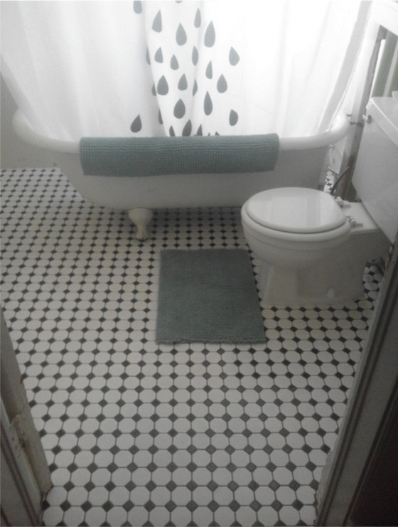 На фото: маленькая ванная комната в викторианском стиле с ванной на ножках, полом из мозаичной плитки, подвесной раковиной и шторкой для ванной для на участке и в саду