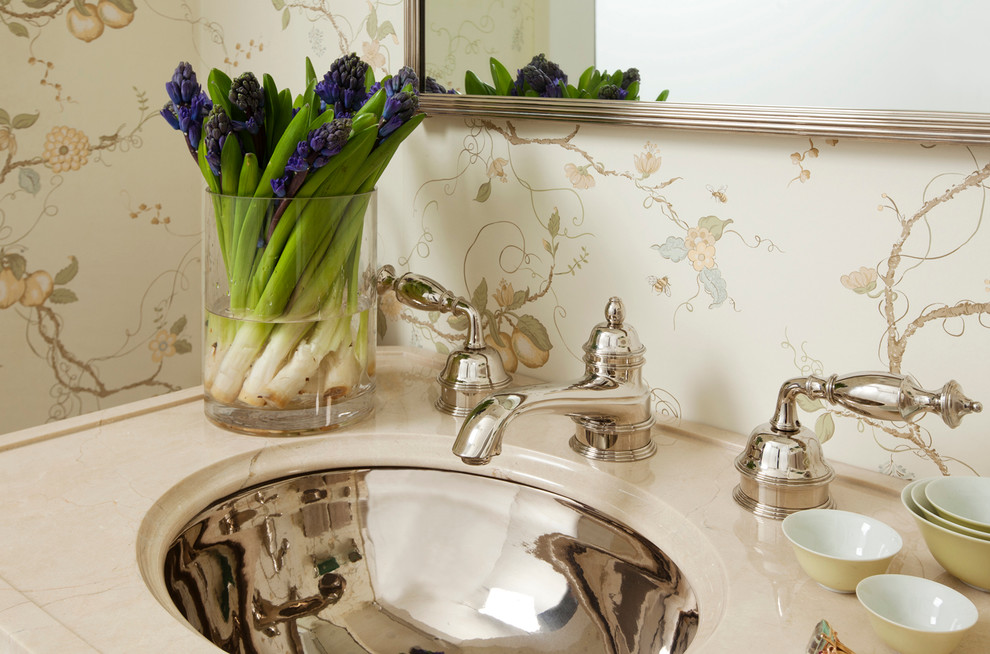 Foto di una stanza da bagno chic con pareti bianche, lavabo a consolle e top in marmo