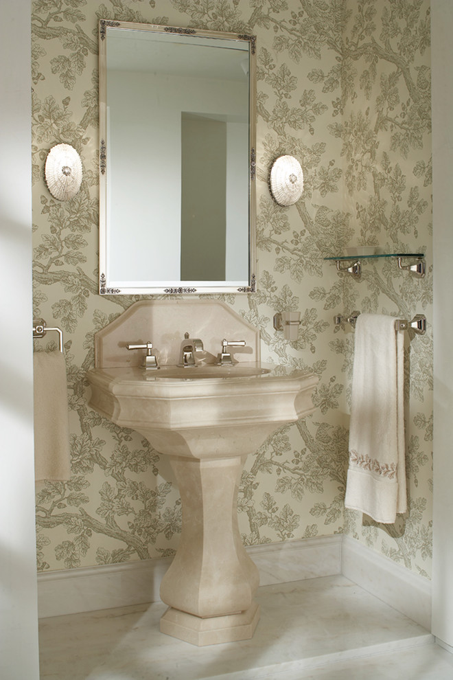 Inspiration pour une salle de bain traditionnelle avec un mur blanc, un lavabo de ferme et un plan de toilette en marbre.