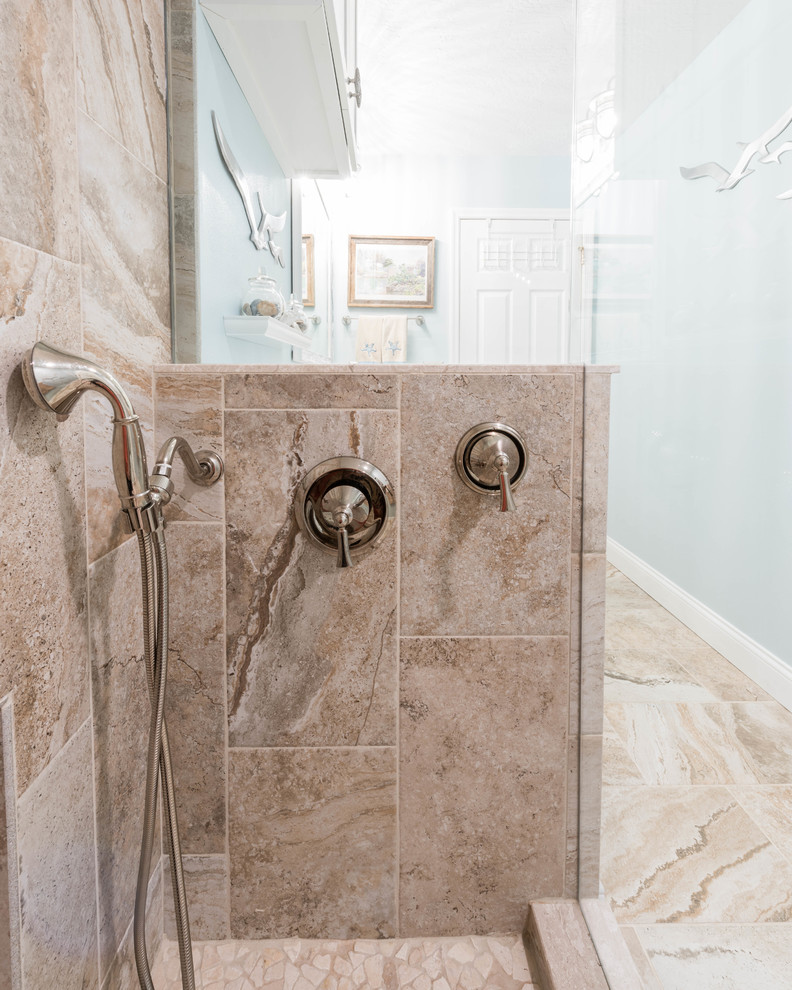 Idéer för att renovera ett stort maritimt badrum med dusch, med luckor med profilerade fronter, vita skåp, en hörndusch, beige kakel, porslinskakel, blå väggar, klinkergolv i porslin, ett undermonterad handfat, bänkskiva i återvunnet glas, beiget golv och dusch med gångjärnsdörr