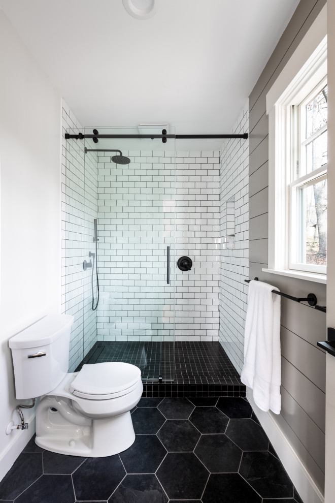 Пример оригинального дизайна: маленькая главная ванная комната в стиле рустика с плоскими фасадами, темными деревянными фасадами, раздельным унитазом, черно-белой плиткой, керамической плиткой, белыми стенами, полом из сланца, настольной раковиной, мраморной столешницей, черным полом, душем с раздвижными дверями и белой столешницей для на участке и в саду