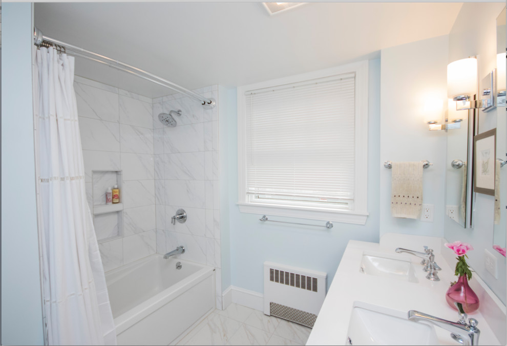 Inspiration för mellanstora klassiska en-suite badrum, med luckor med infälld panel, blå skåp, ett badkar i en alkov, en dusch/badkar-kombination, en toalettstol med separat cisternkåpa, vit kakel, marmorkakel, blå väggar, marmorgolv, ett undermonterad handfat, bänkskiva i kvarts, vitt golv och dusch med duschdraperi