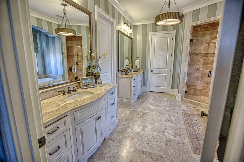 Esempio di una grande stanza da bagno padronale classica con lavabo sottopiano, ante con bugna sagomata, ante bianche, doccia alcova, piastrelle beige, pareti multicolore e pavimento in gres porcellanato
