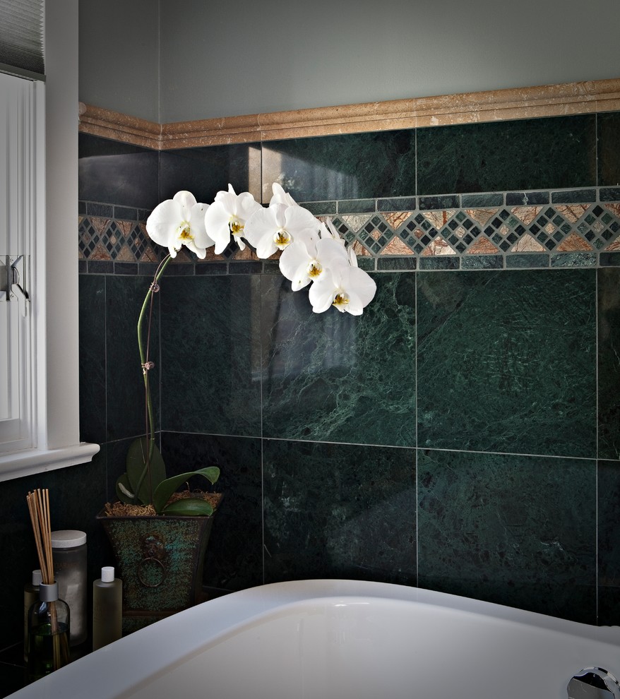 シカゴにある小さなトラディショナルスタイルのおしゃれなマスターバスルーム (ドロップイン型浴槽、アルコーブ型シャワー、分離型トイレ、黒いタイル、グレーのタイル、緑のタイル、ガラスタイル、緑の壁) の写真