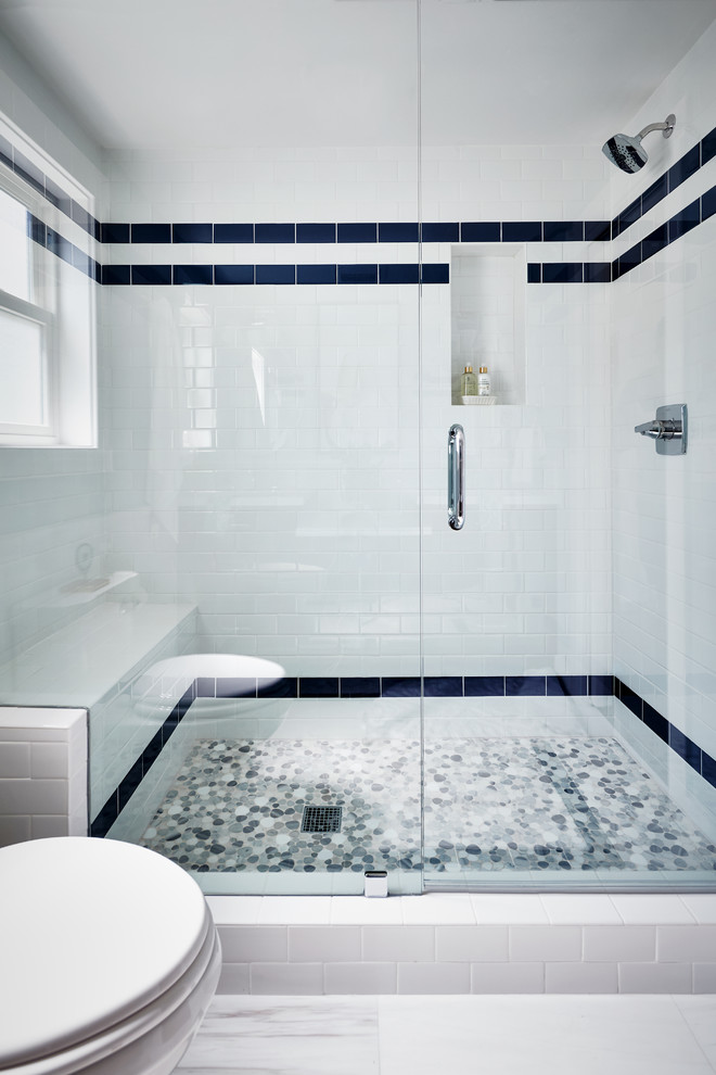 Свежая идея для дизайна: ванная комната среднего размера в морском стиле с белой плиткой, белыми стенами, мраморным полом и белым полом - отличное фото интерьера