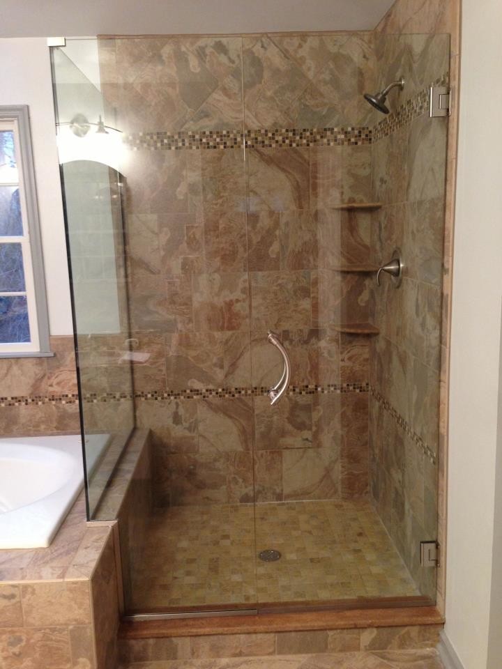 Foto de cuarto de baño principal tradicional con ducha esquinera, baldosas y/o azulejos marrones y paredes marrones