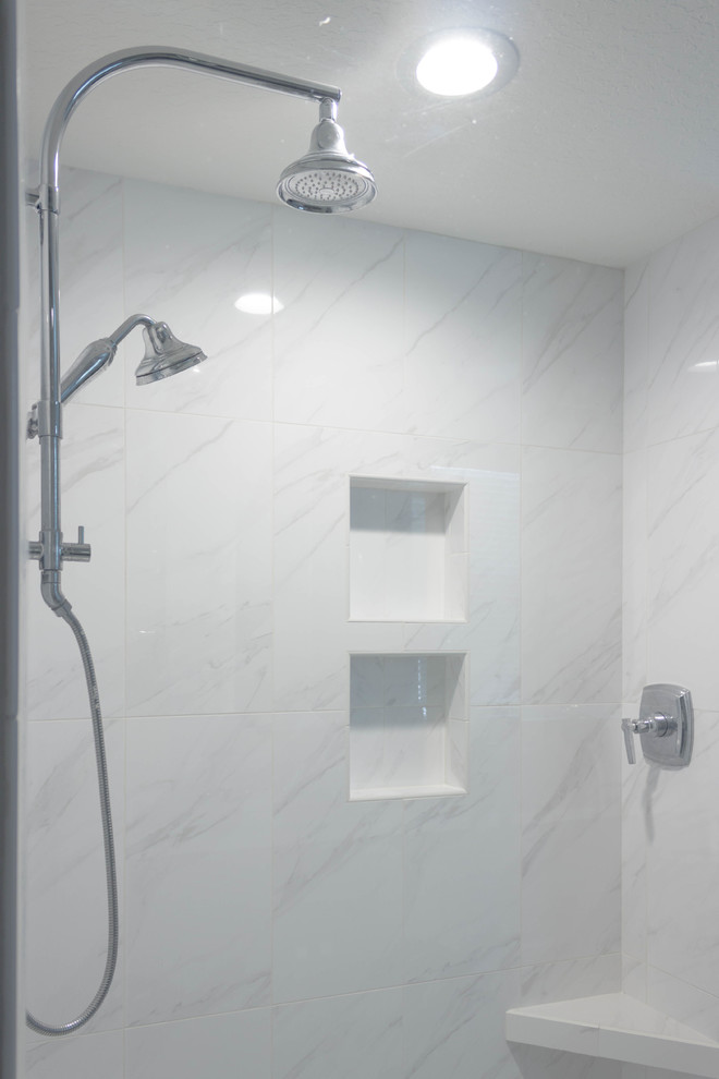 Idee per una stanza da bagno chic con doccia aperta, piastrelle bianche, piastrelle in ceramica, pareti bianche e doccia aperta