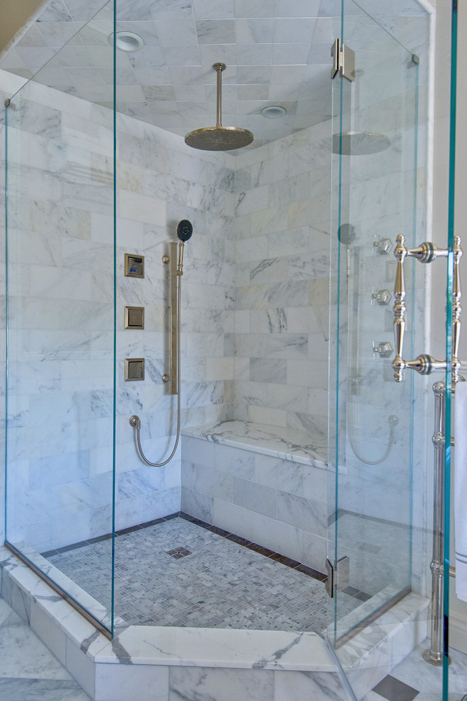 Idées déco pour une salle de bain principale classique avec un placard avec porte à panneau surélevé, des portes de placard grises, une baignoire indépendante, une douche d'angle, WC séparés, un carrelage beige, un carrelage gris, un carrelage blanc, un carrelage de pierre, un mur beige, un sol en marbre, un lavabo encastré et un plan de toilette en marbre.