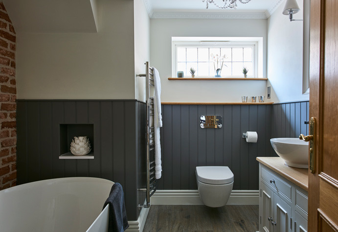 Imagen de cuarto de baño infantil de estilo de casa de campo de tamaño medio con armarios tipo mueble, bañera exenta y paredes grises
