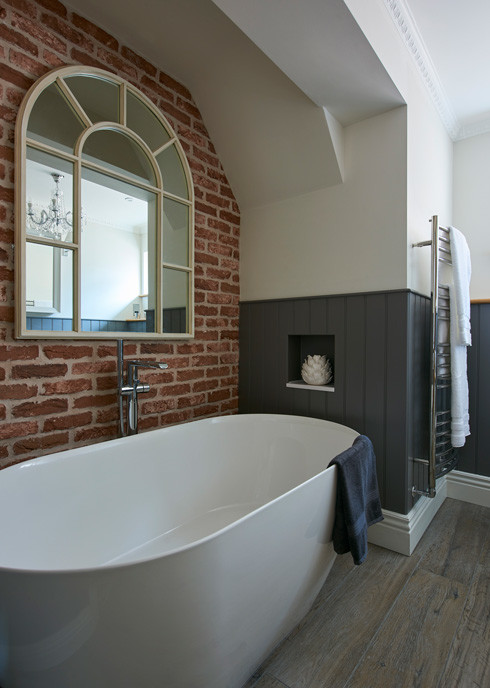 Ispirazione per una stanza da bagno per bambini country di medie dimensioni con consolle stile comò, vasca freestanding e pareti grigie