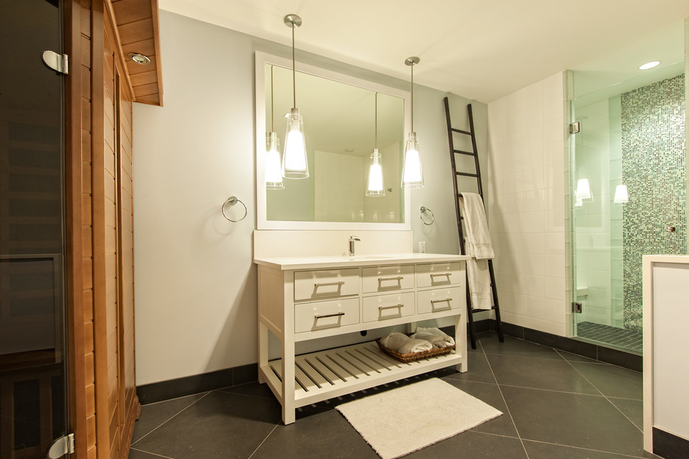 Idéer för ett litet klassiskt en-suite badrum, med ett undermonterad handfat, möbel-liknande, vita skåp, granitbänkskiva, en toalettstol med hel cisternkåpa, vit kakel, keramikplattor, vita väggar och klinkergolv i keramik