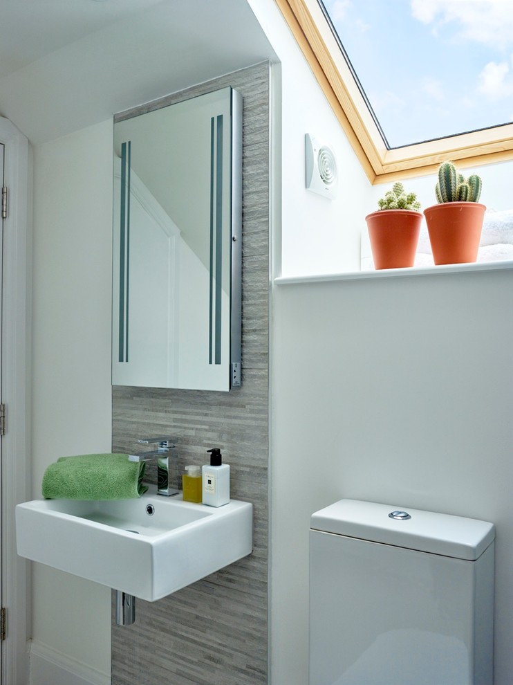 Mittelgroßes Badezimmer mit Wandtoilette, weißer Wandfarbe und Einbauwaschbecken in London