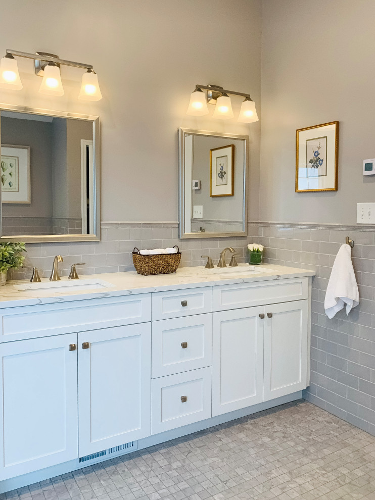 Inredning av ett klassiskt stort vit vitt badrum med dusch, med skåp i shakerstil, vita skåp, grå kakel, tunnelbanekakel, grå väggar, ett undermonterad handfat och grått golv