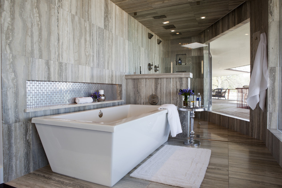 Свежая идея для дизайна: ванная комната в современном стиле с отдельно стоящей ванной, двойным душем и нишей - отличное фото интерьера