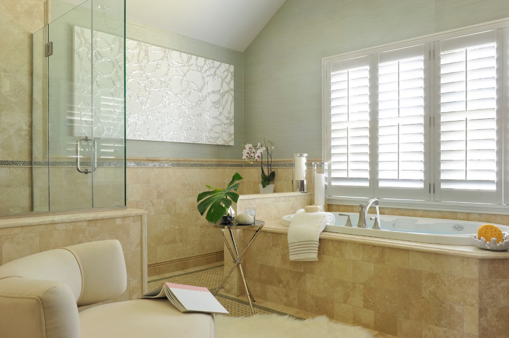 Стильный дизайн: большая главная ванная комната в стиле неоклассика (современная классика) с мраморной столешницей, бежевой плиткой, каменной плиткой, накладной ванной, угловым душем, серыми стенами и окном - последний тренд