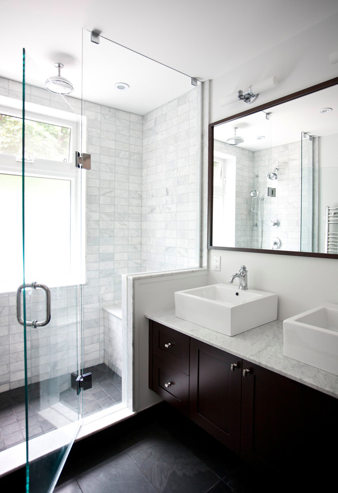 Idées déco pour une salle de bain classique avec un plan de toilette en marbre, une vasque, du carrelage en marbre et une fenêtre.